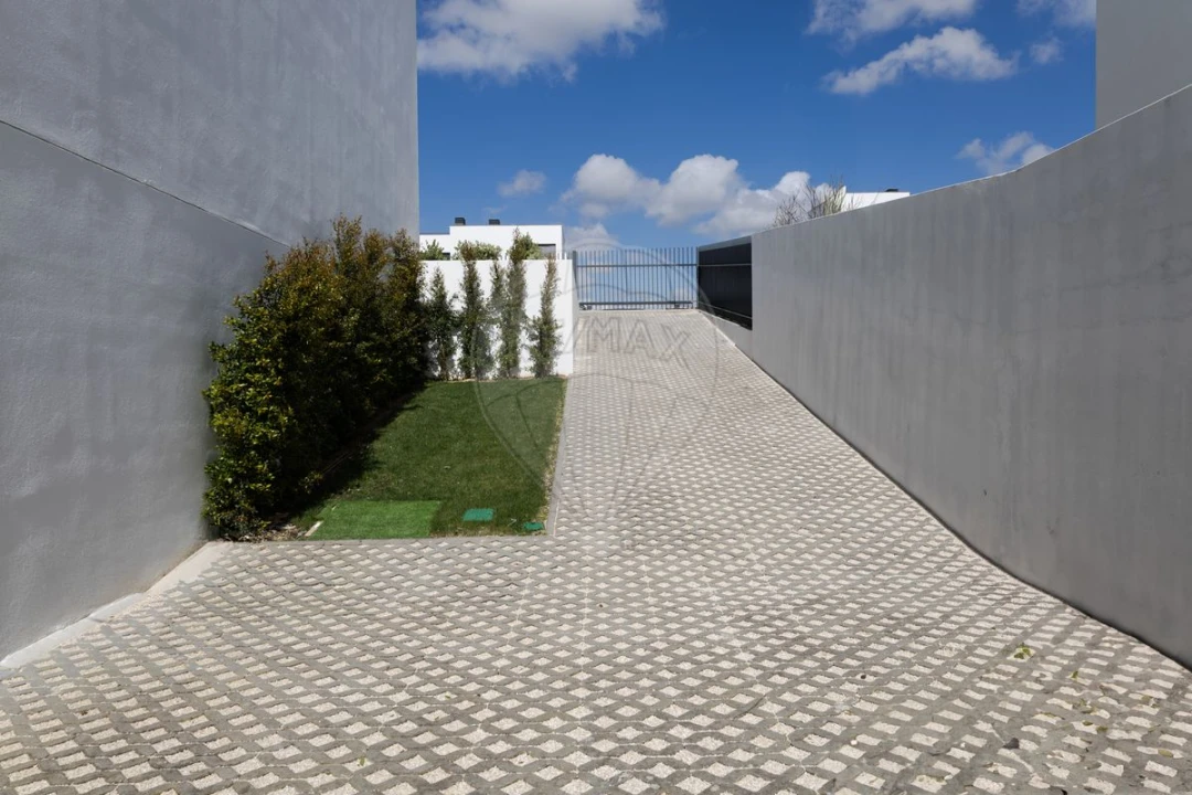 Moradia T4 para Venda em Venteira Foto 25