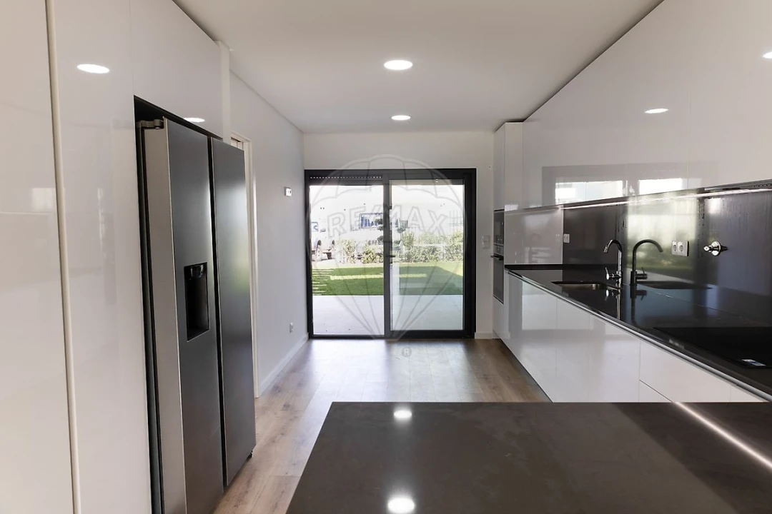 Moradia T4 para Venda em Venteira Foto 9