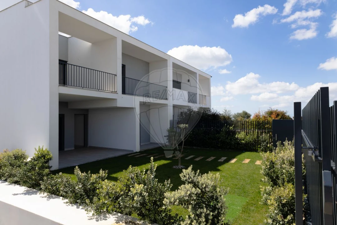 Moradia T4 para Venda em Venteira Foto 3