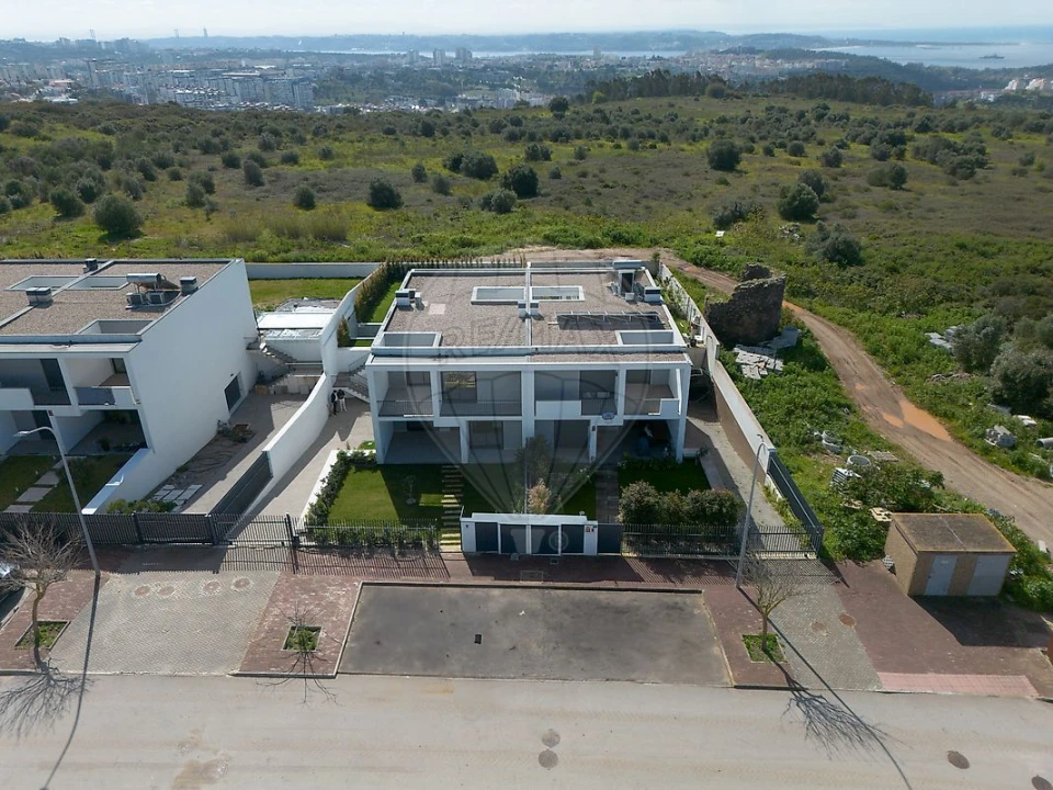 Moradia T4 para Venda em Venteira Foto 31