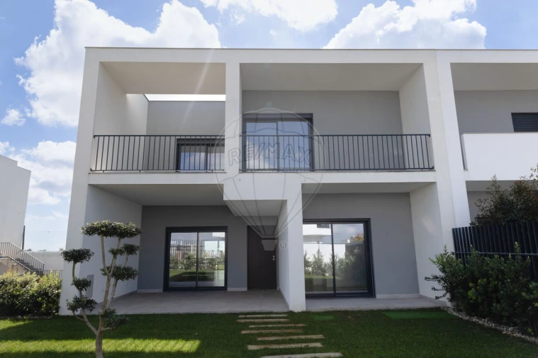 Moradia T4 para Venda em Venteira Foto 2