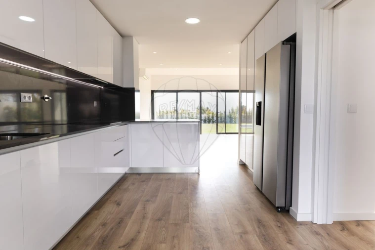 Moradia T4 para Venda em Venteira Foto 10