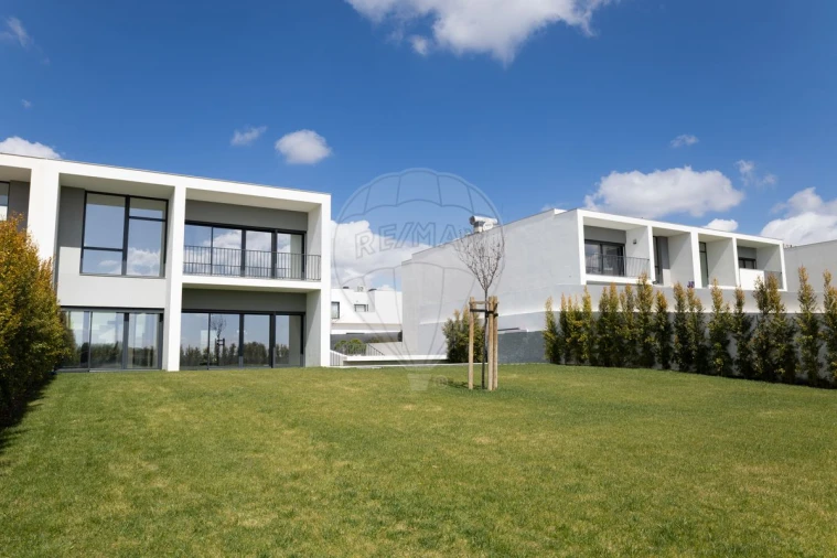 Moradia T4 para Venda em Venteira Foto 21