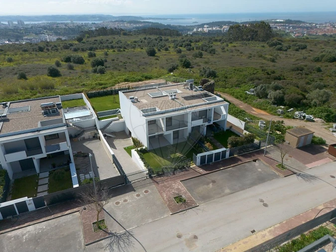 Moradia T4 para Venda em Venteira Foto 32