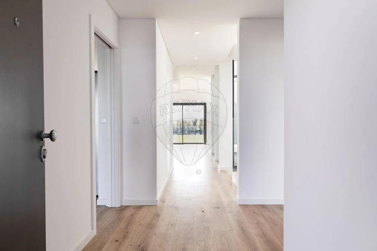 Moradia T4 para Venda em Venteira Foto 5