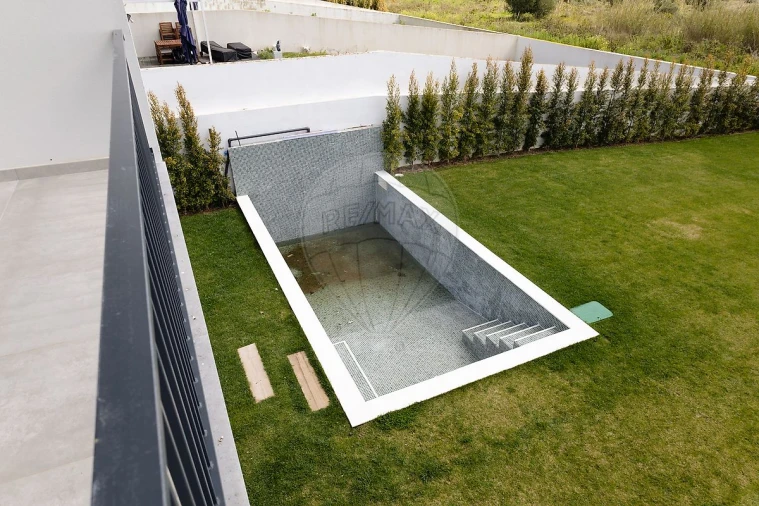 Moradia T4 para Venda em Venteira Foto 24