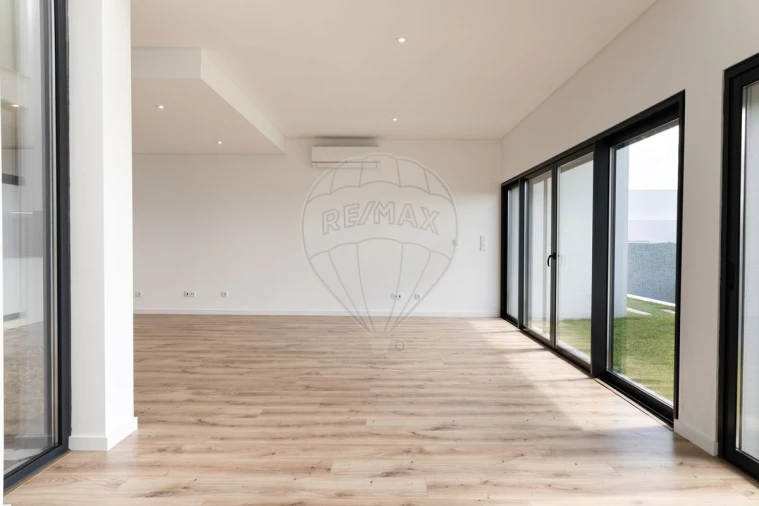 Moradia T4 para Venda em Venteira Foto 7