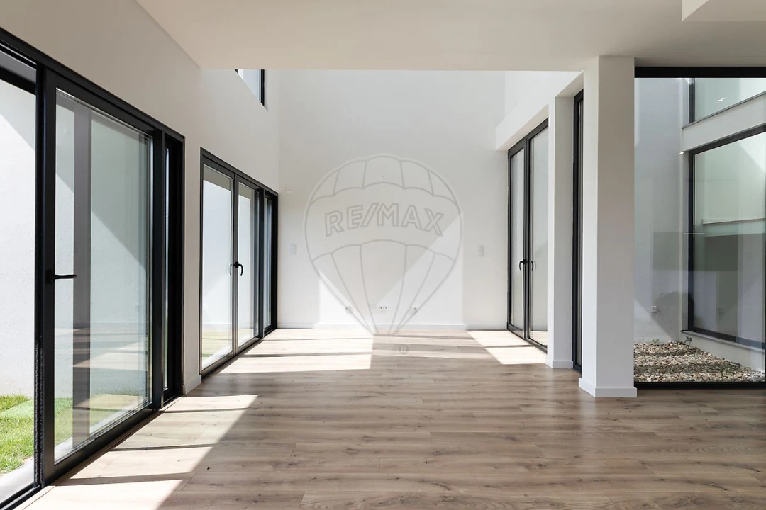 Moradia T4 para Venda em Venteira Foto 6