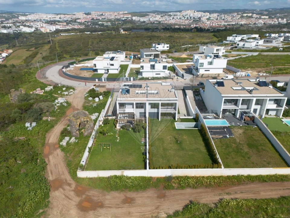 Moradia T4 para Venda em Venteira Foto 33