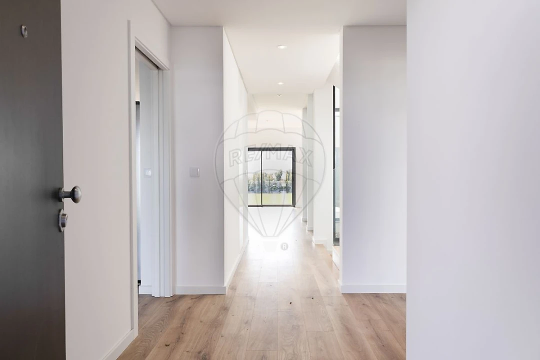 Moradia T4 para Venda em Venteira Foto 5