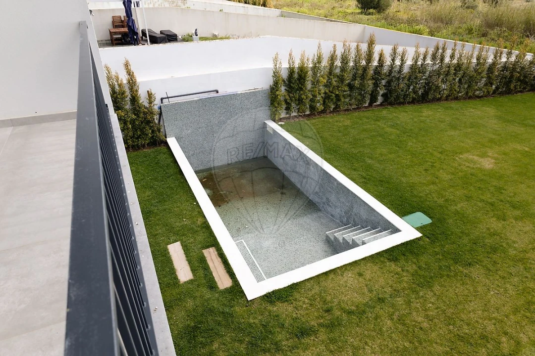 Moradia T4 para Venda em Venteira Foto 24