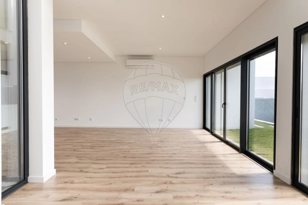 Moradia T4 para Venda em Venteira Foto 7