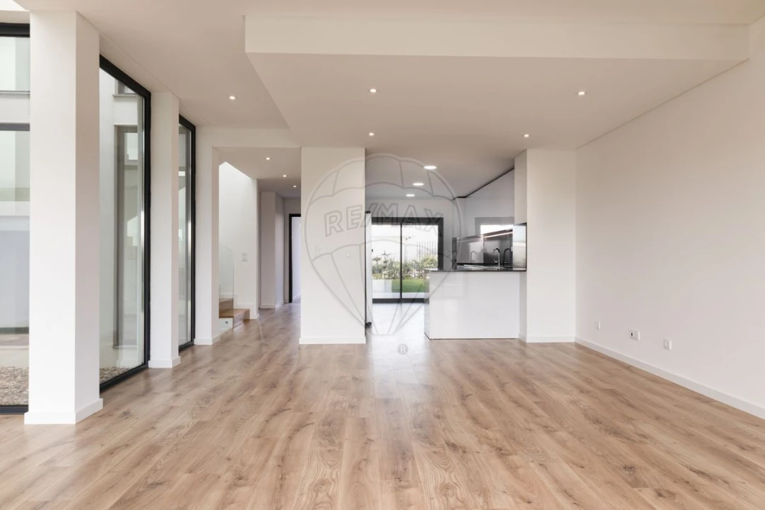 Moradia T4 para Venda em Venteira Foto 8