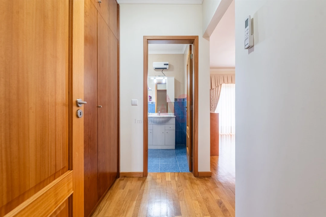 Moradia T5 para Venda em Medelo Foto 24