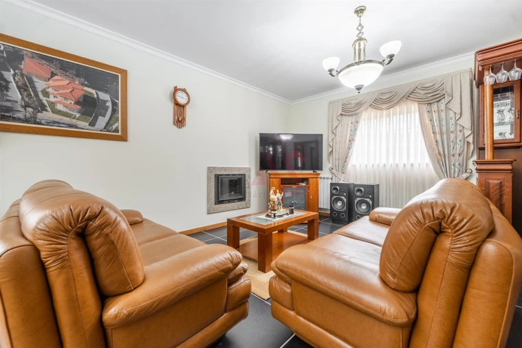 Moradia T5 para Venda em Medelo Foto 7