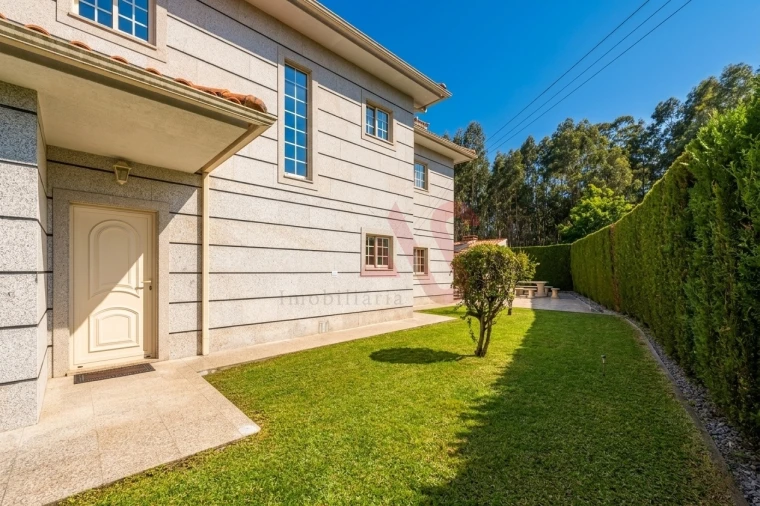 Moradia T5 para Venda em Medelo Foto 34