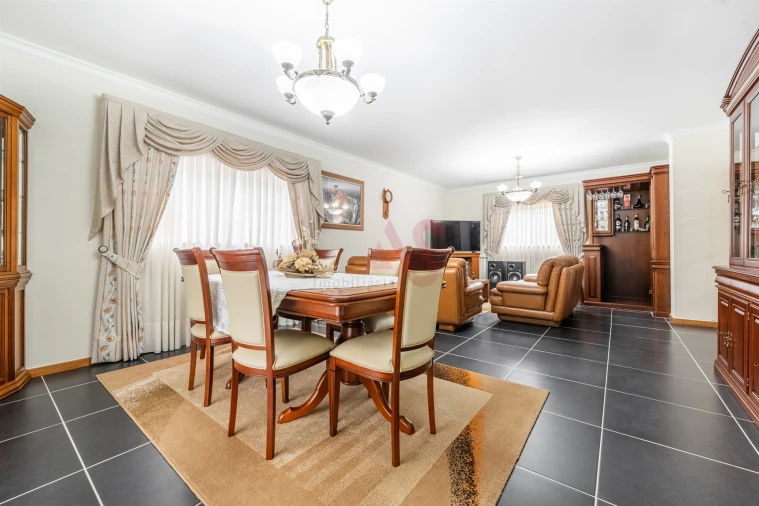 Moradia T5 para Venda em Medelo Foto 9