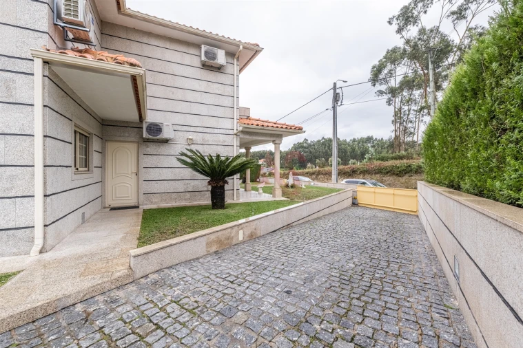 Moradia T5 para Venda em Medelo Foto 35