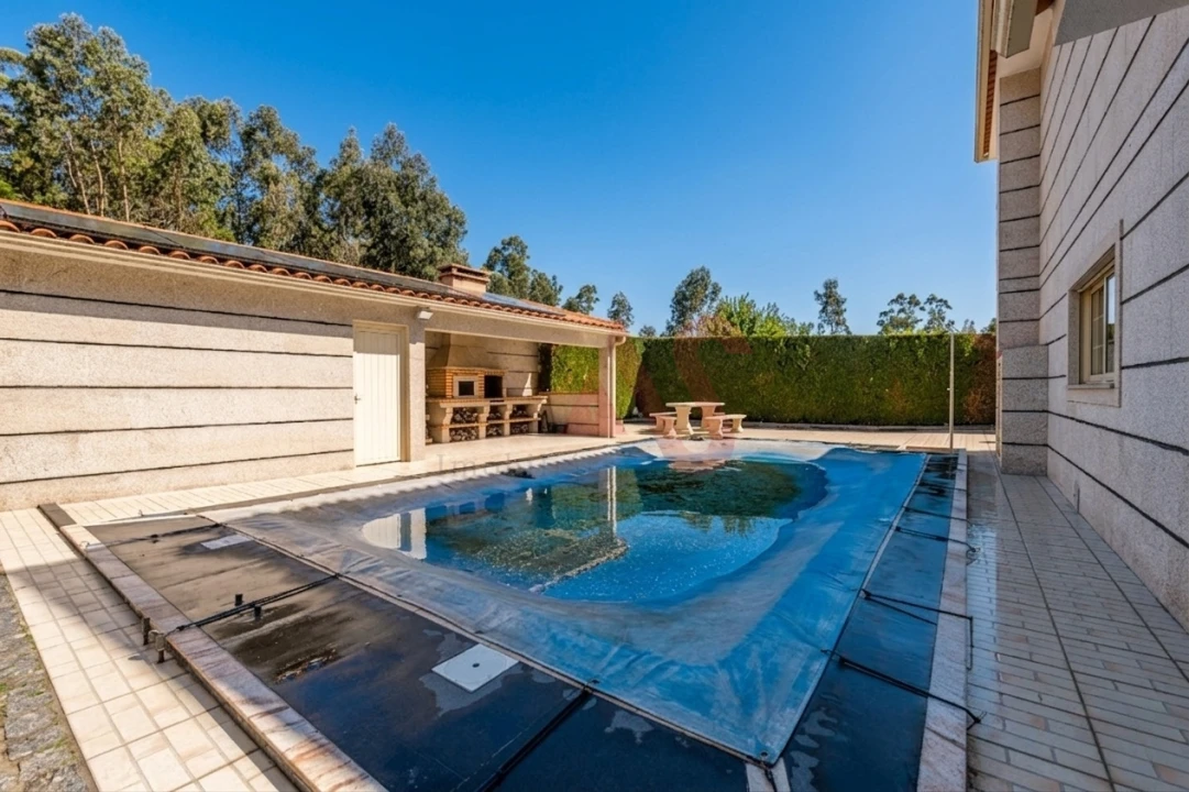 Moradia T5 para Venda em Medelo Foto 30