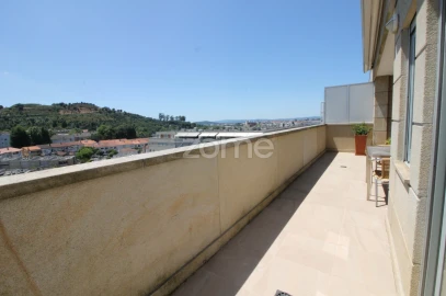 Apartamento T3 para Arrendamento em Nogueira, Fraião e Lamaçães