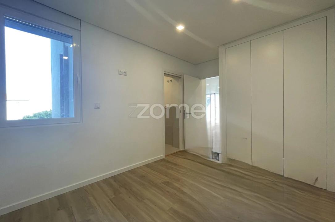 Apartamento T4 para Venda em Alfragide Foto 35