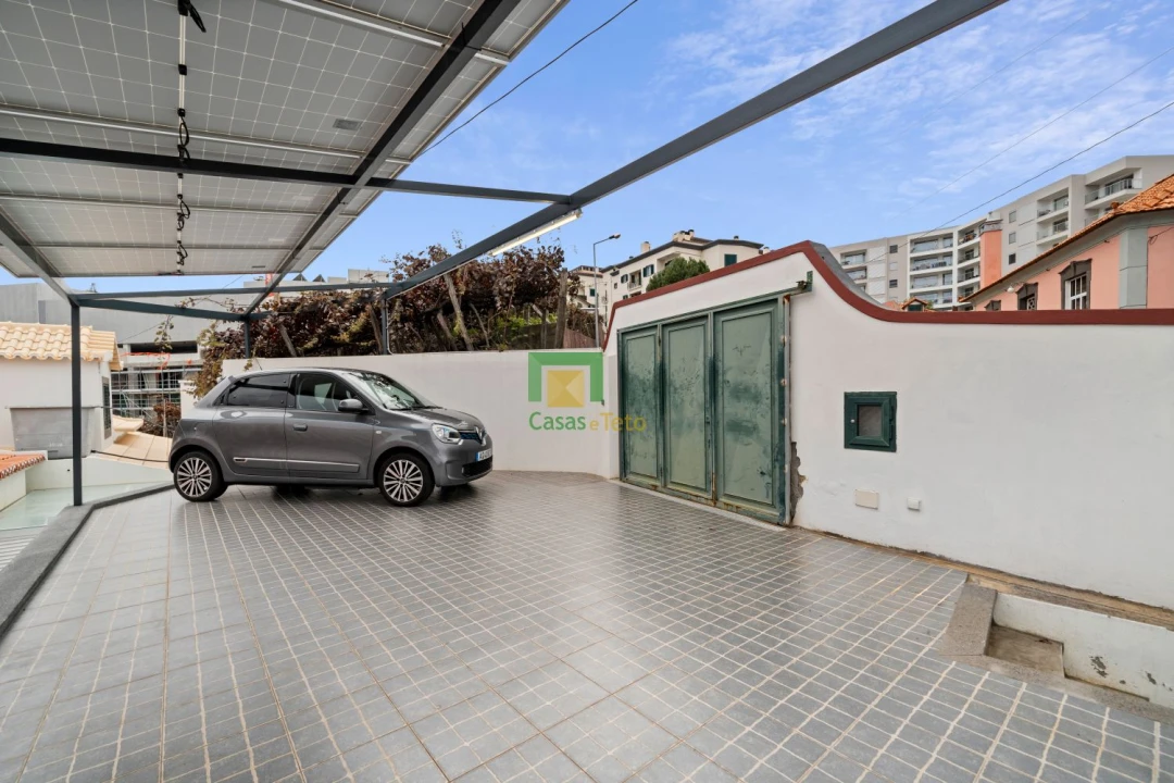 Quinta T4 para Venda em Estreito de Camara de Lobos Foto 32