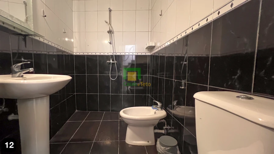 Moradia T4 para Venda em Estreito de Camara de Lobos Foto 18