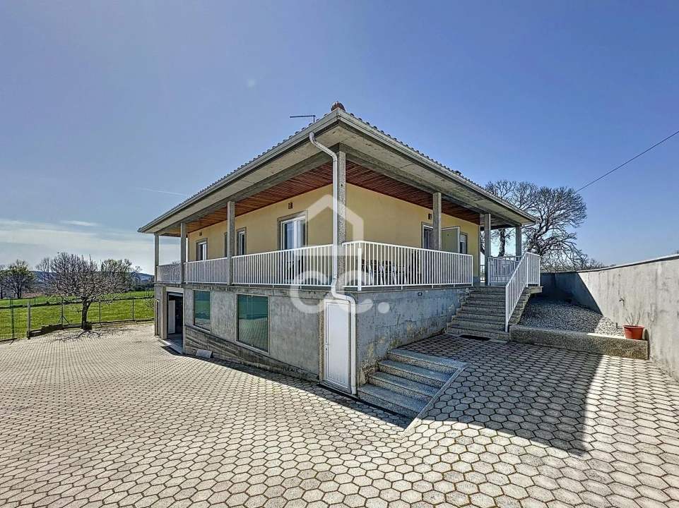 Moradia T4 para Venda em São Miguel de Acha Foto 1