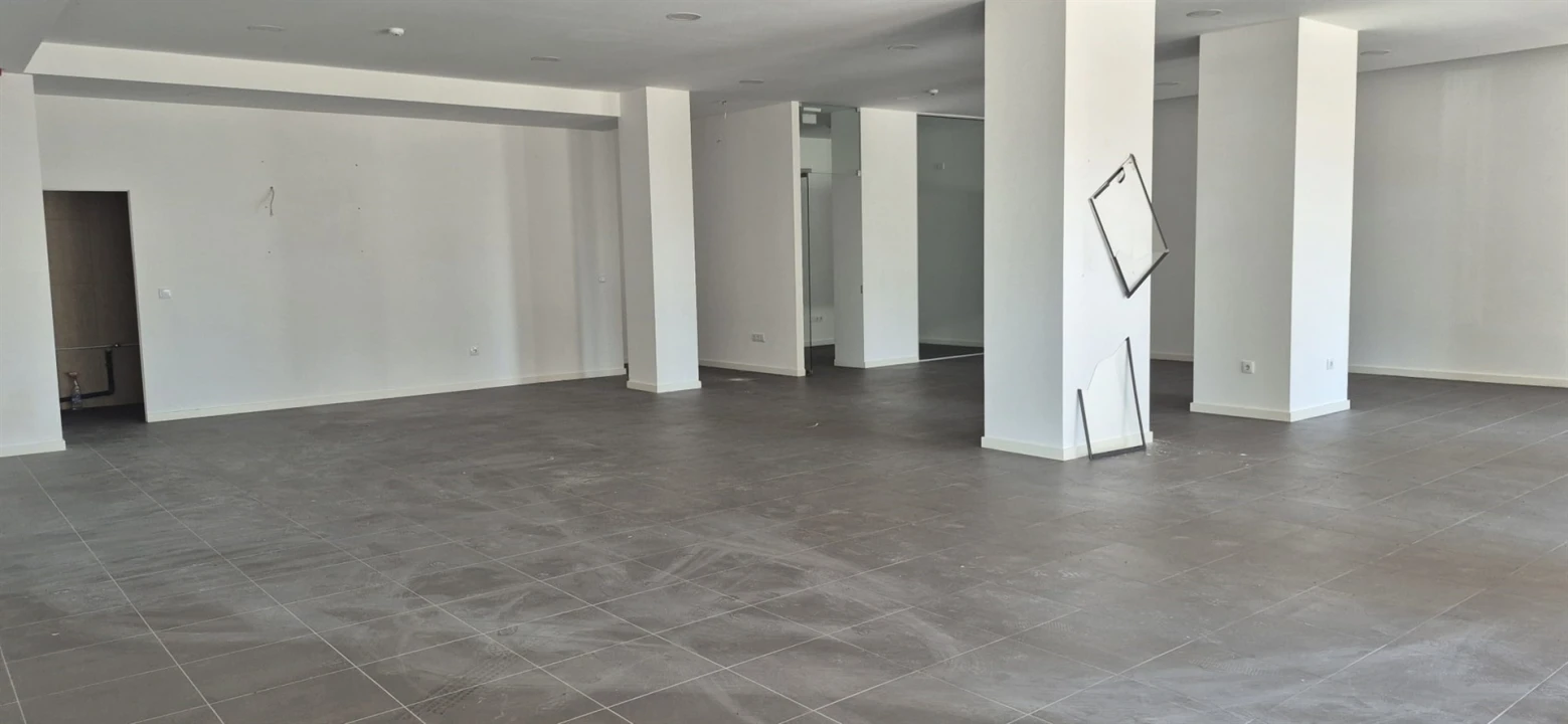 Loja para Arrendamento em Arcozelo Foto 17