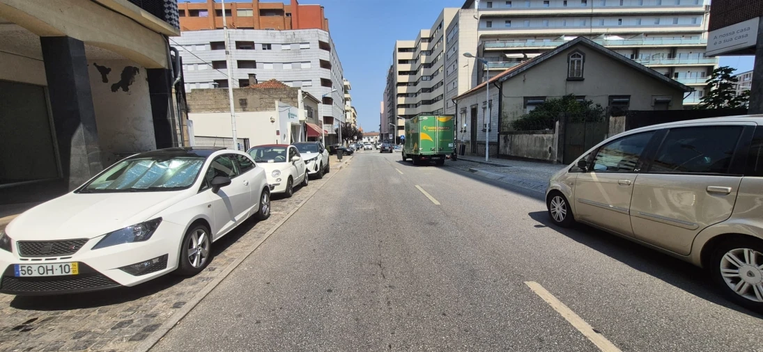 Loja para Arrendamento em Arcozelo Foto 2