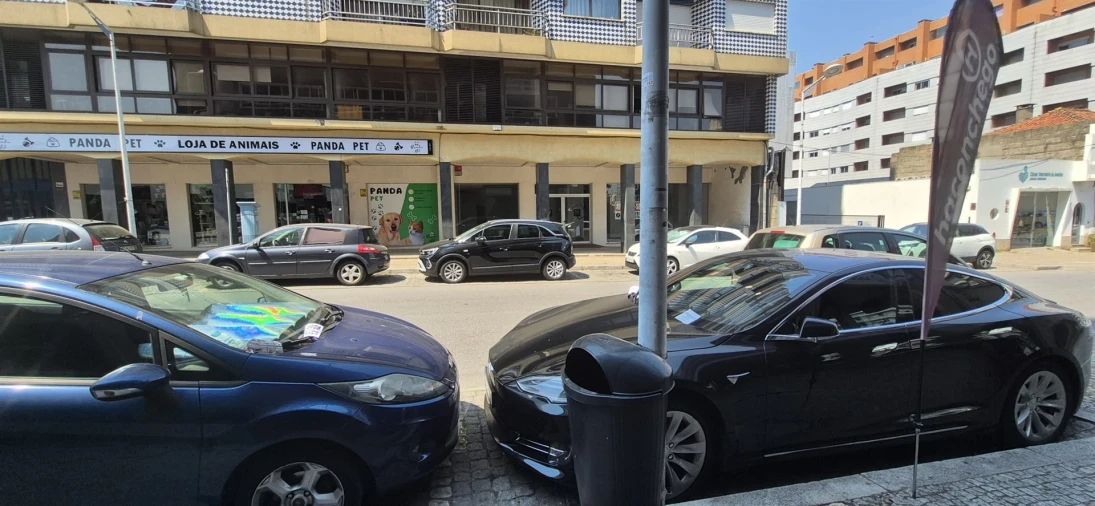 Loja para Arrendamento em Arcozelo