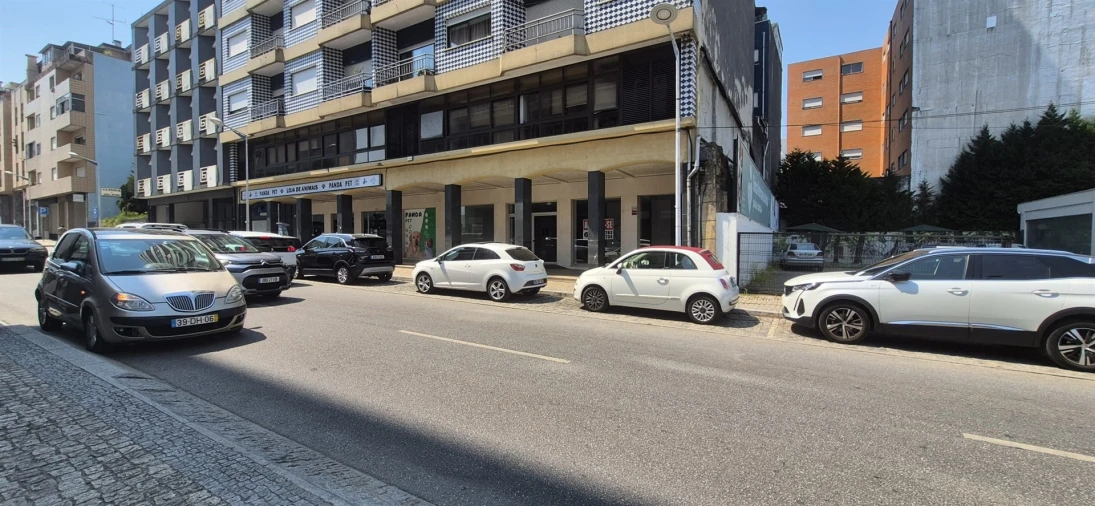 Loja para Arrendamento em Arcozelo Foto 3