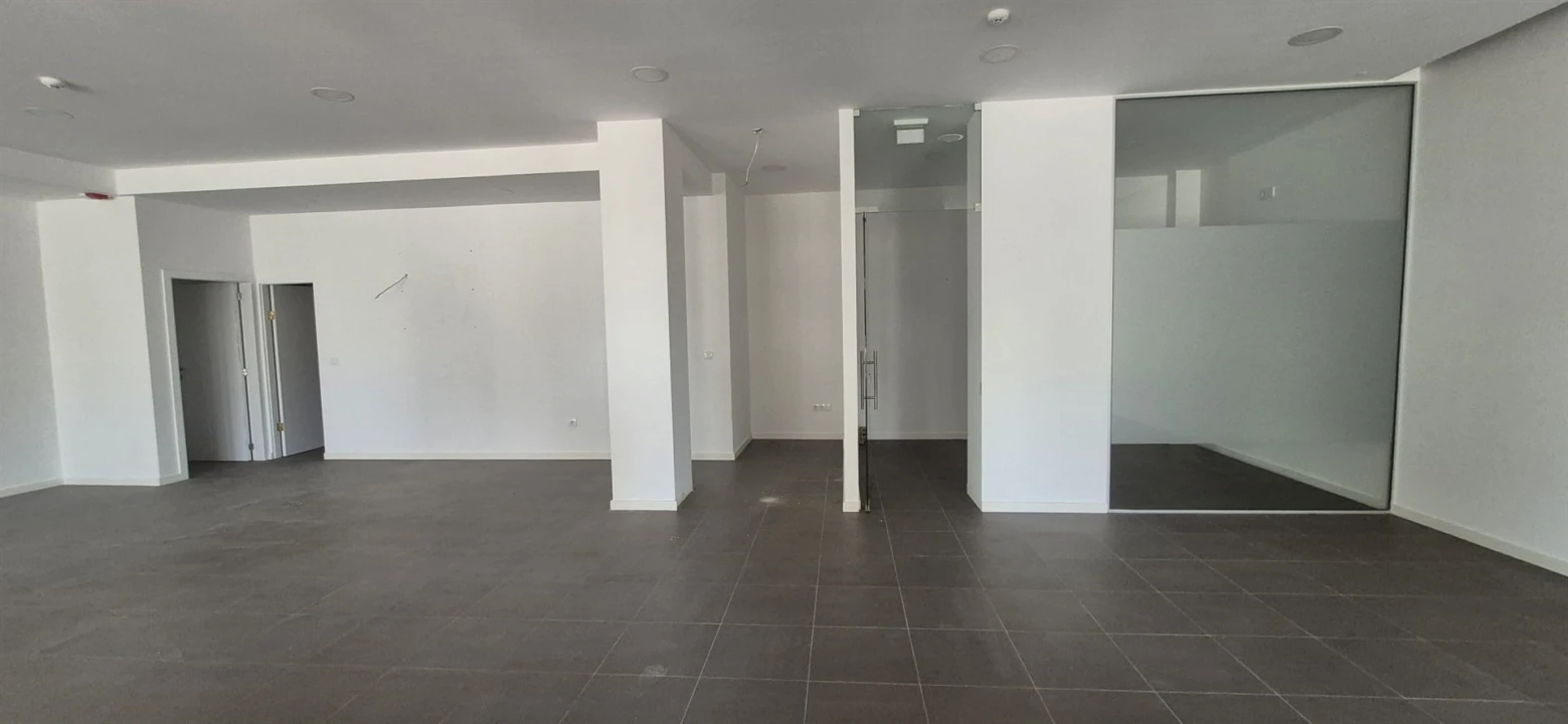 Loja para Arrendamento em Arcozelo Foto 15