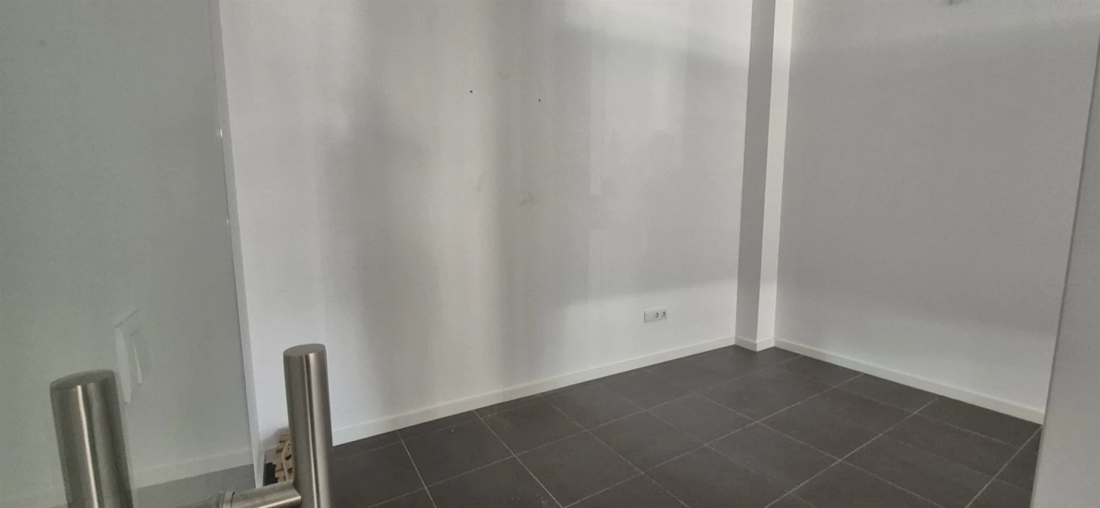 Loja para Arrendamento em Arcozelo Foto 14