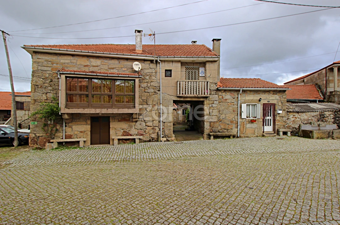 Moradia T2 para Venda em Tourem Foto 1