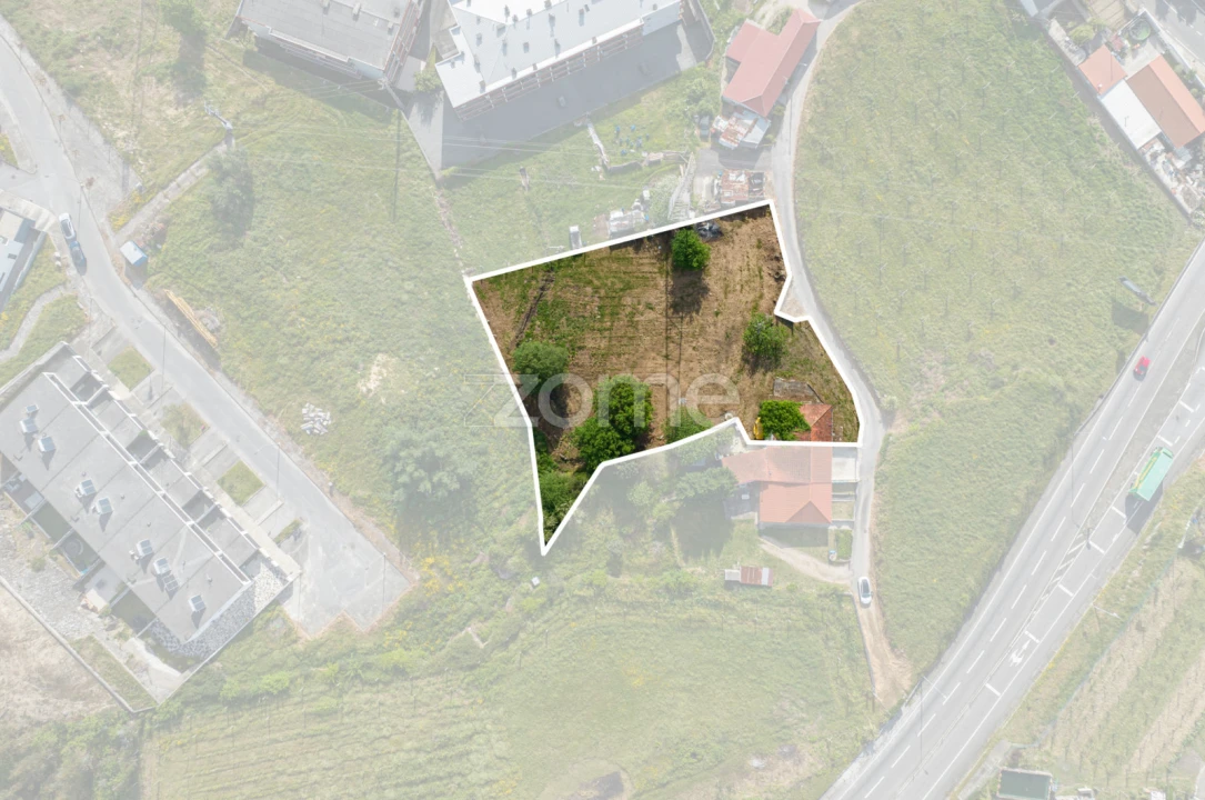 Moradia T1 para Venda em Oliveira (Santa Maria) Foto 1