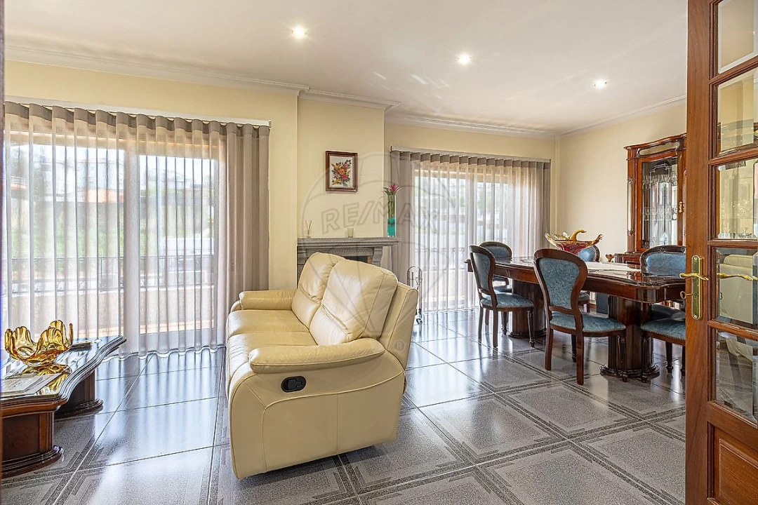 Moradia T4 para Venda em Oliveira do Douro Foto 9