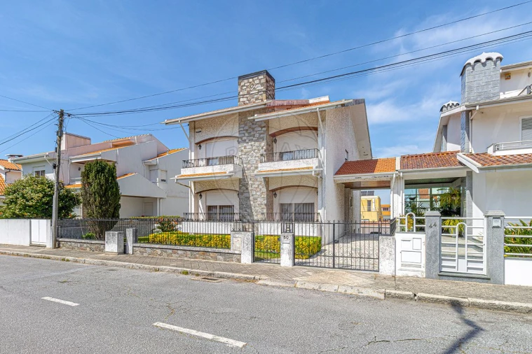 Moradia T4 para Venda em Oliveira do Douro Foto 2