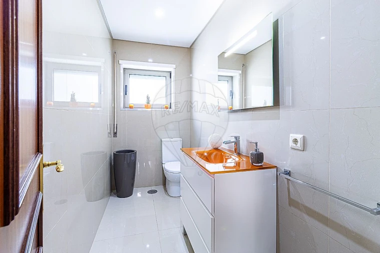 Moradia T4 para Venda em Oliveira do Douro Foto 17