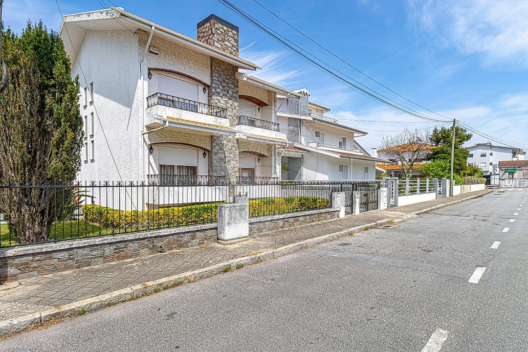 Moradia T4 para Venda em Oliveira do Douro Foto 3