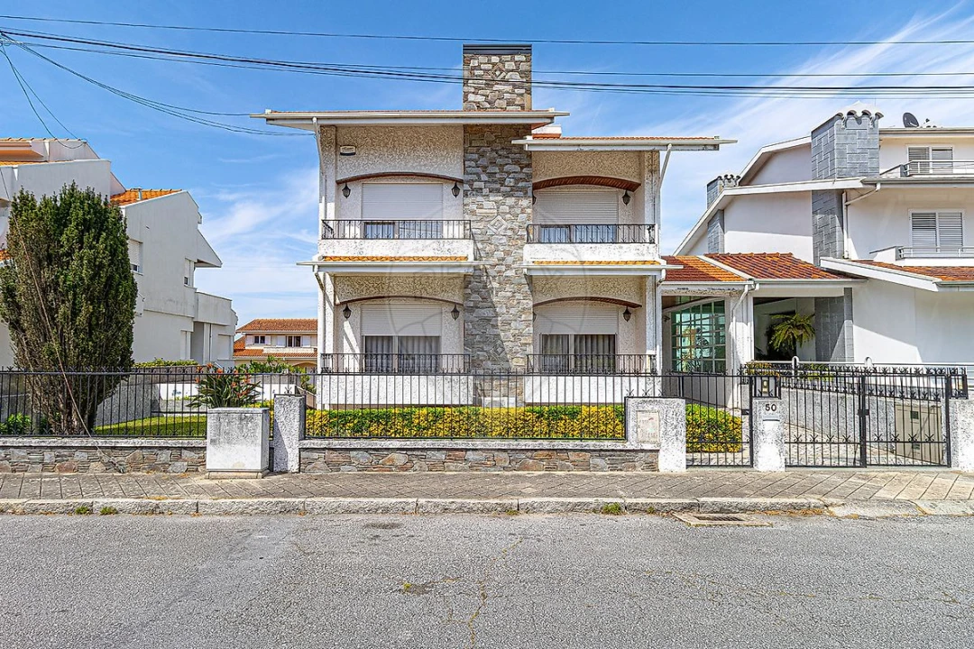 Moradia T4 para Venda em Oliveira do Douro Foto 1