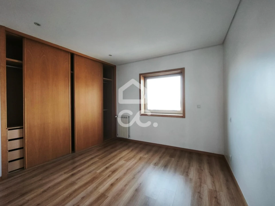 Apartamento T3 para Arrendamento em Santa Marinha Foto 17