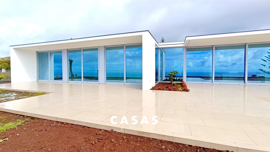 Moradia T4 para Venda em Estreito da Calheta Foto 1