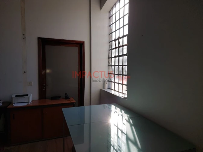 Loja para Arrendamento em Aveleda Foto 11