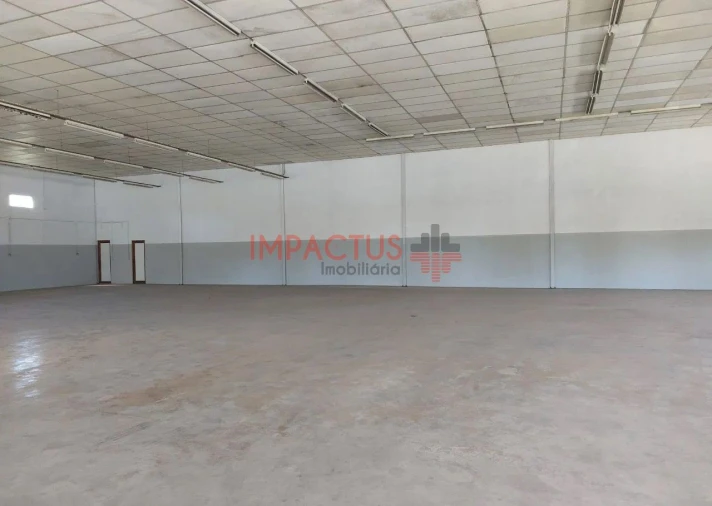 Loja para Arrendamento em Aveleda Foto 9