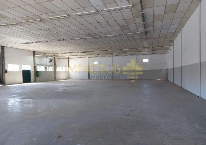 Loja para Arrendamento em Aveleda Foto 2