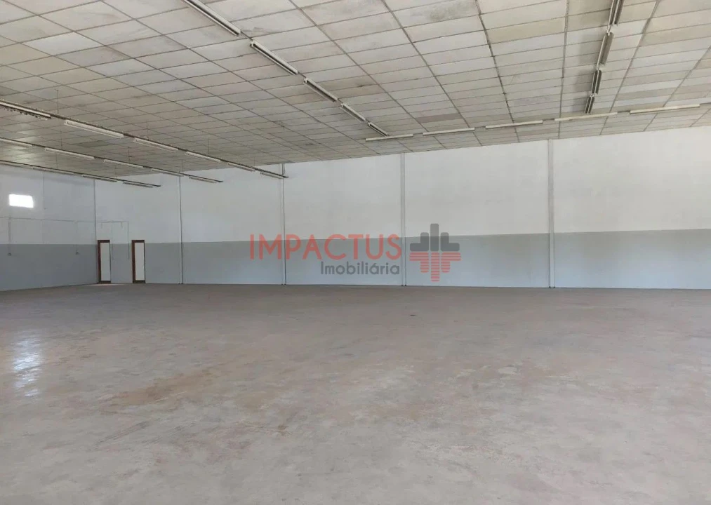 Loja para Arrendamento em Aveleda Foto 9