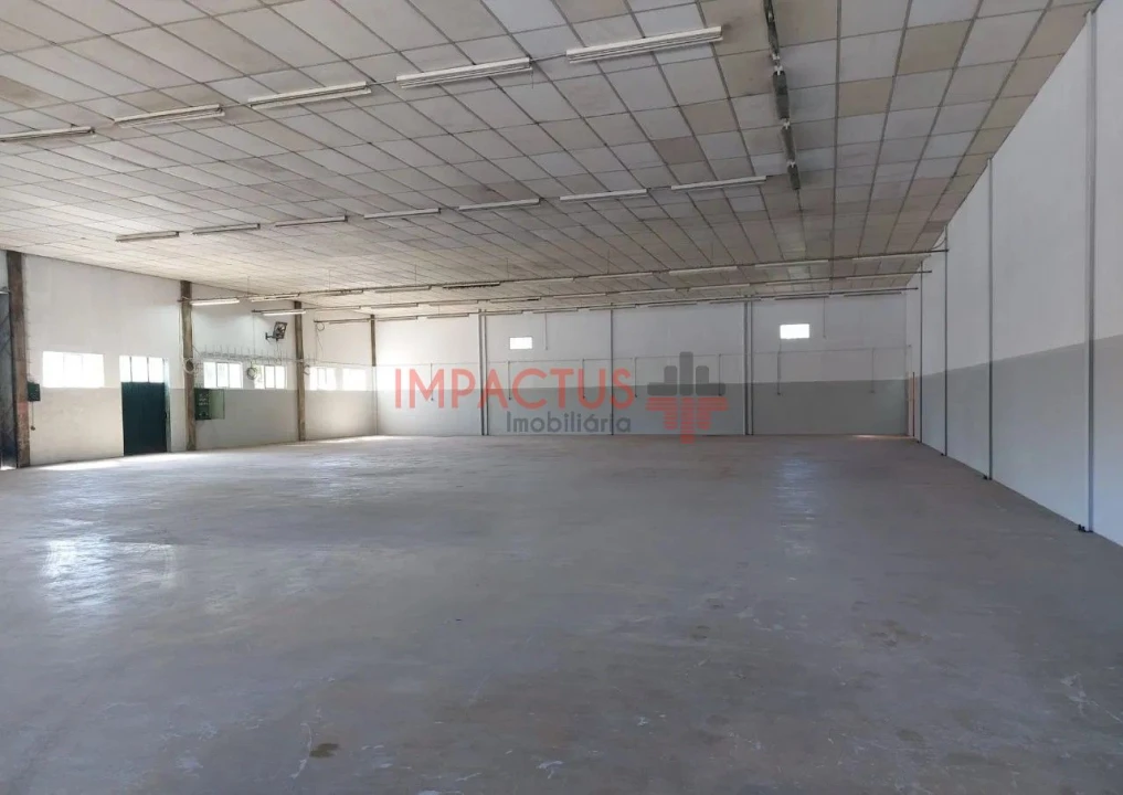 Loja para Arrendamento em Aveleda Foto 2