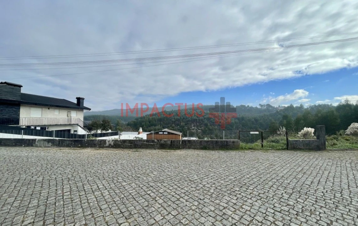 Terreno para Venda em Folgosa Foto 3