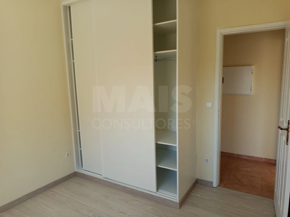 Apartamento T2 para Venda em Reguengo Grande Foto 6